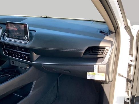 Used 2025 Nissan Rogue S FWD image 16