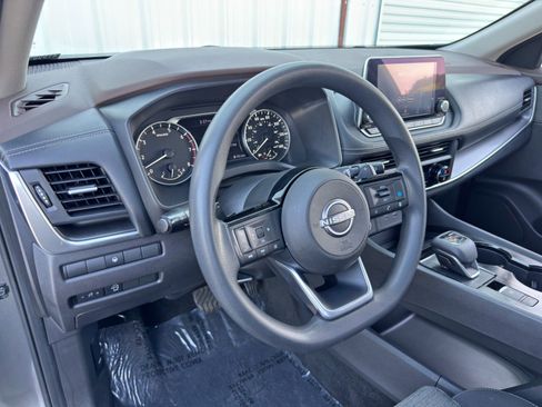 Used 2023 Nissan Rogue SV image 12