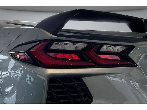 Used 2024 Chevrolet Corvette Stingray Preferred Cpe w/ Body-Color Dual Roof Package RWD image 28