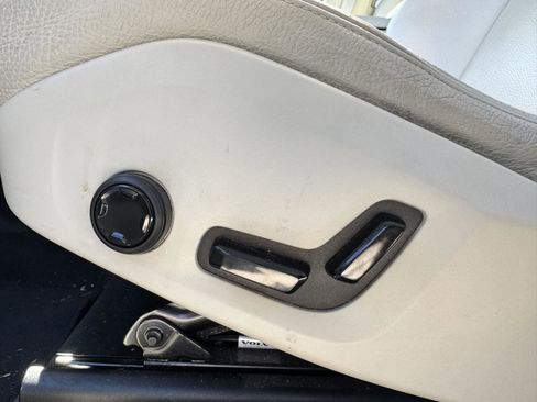 Used 2018 Volvo XC60 T5 Momentum w/ Vision Package image 8