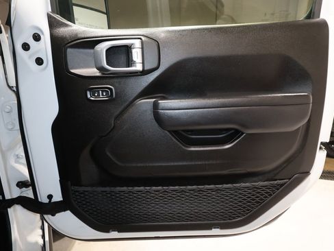 Used 2025 Jeep Wrangler Unlimited Rubicon image 18