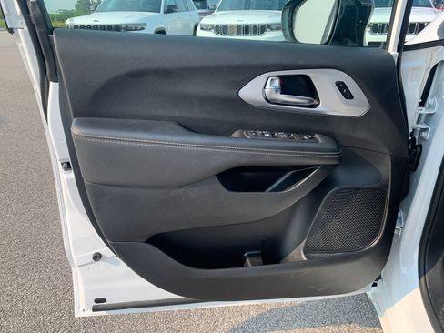 Used 2025 Chrysler Pacifica Limited FWD image 16