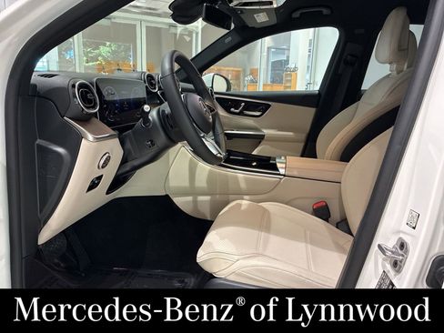 Used 2025 Mercedes-Benz GLC 350e 4MATIC image 9