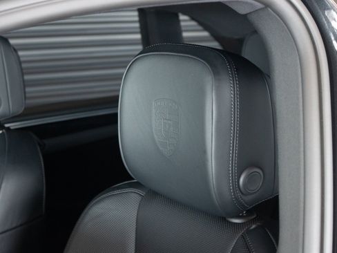 Certified 2025 Porsche Macan AWD/4WD image 6