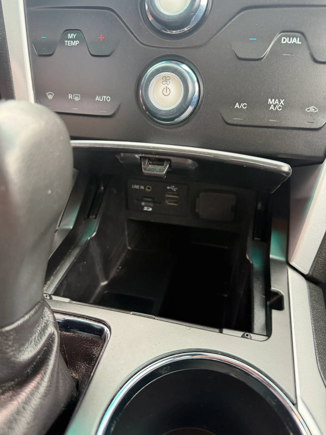 Used 2014 Ford Explorer XLT w/ Equipment Group 202A AWD/4WD image 27