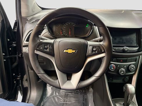 Used 2022 Chevrolet Trax LT w/ Premium Seat Package AWD/4WD image 11