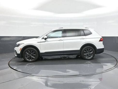 Used 2023 Volkswagen Tiguan SE w/ Panoramic Sunroof Package FWD image 4