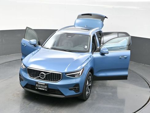 Used 2025 Volvo XC40 B5 Plus image 32