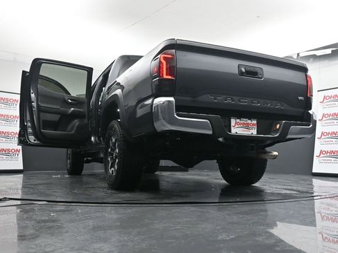 Used 2022 Toyota Tacoma TRD Off-Road image 45