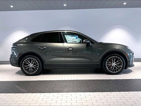 New 2025 Porsche Macan 4S Electric image 8