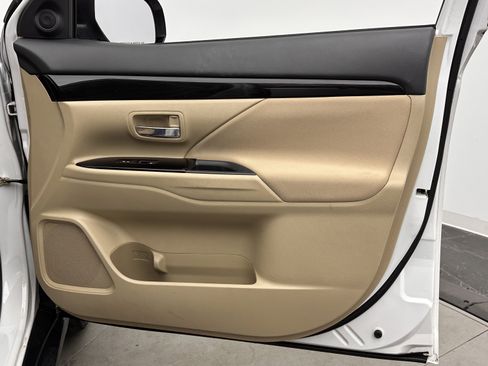 Used 2016 Mitsubishi Outlander SE image 29