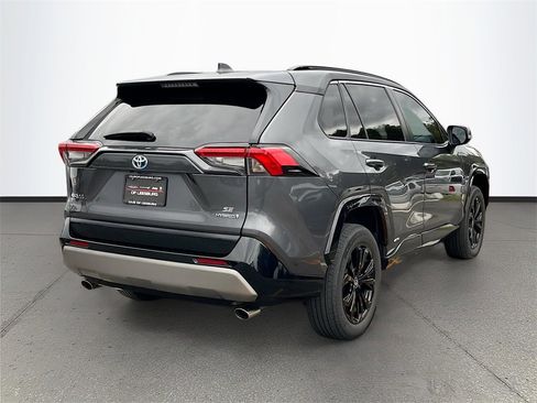 Used 2022 Toyota RAV4 SE image 7