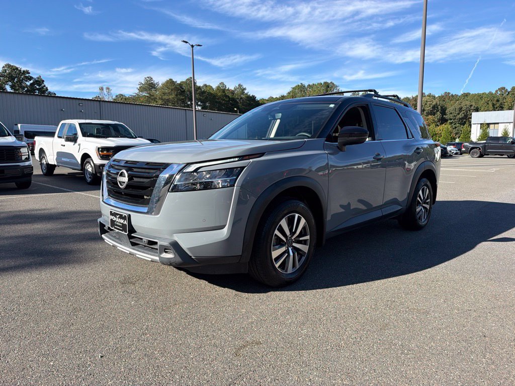 Used 2024 Nissan Pathfinder SL AWD/4WD image 2
