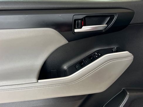 Used 2023 Toyota Highlander XLE image 12