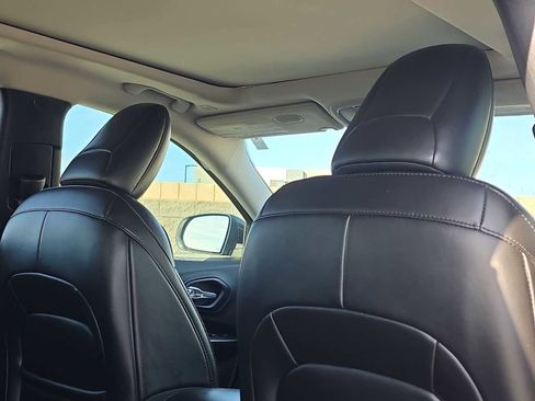 Used 2019 Jeep Cherokee Latitude Plus w/ Comfort/Convenience Group image 16