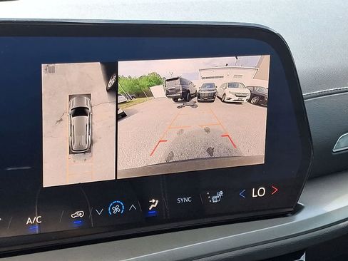 Used 2025 Chevrolet Traverse LT w/ Enhanced Driving Package FWD image 21