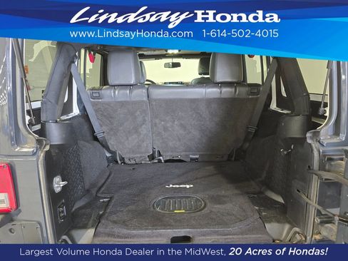 Used 2017 Jeep Wrangler Unlimited Sahara w/ Connectivity Group AWD/4WD image 9
