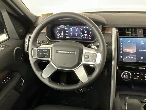Used 2025 Land Rover Discovery S image 11