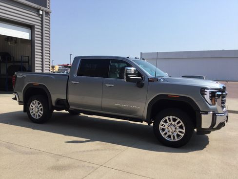 Used 2024 GMC Sierra 3500 SLT w/ SLT Premium Package AWD/4WD image 4