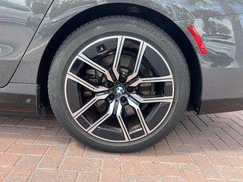 Used 2023 BMW i7 xDrive60 w/ Executive Package 2 AWD/4WD image 13