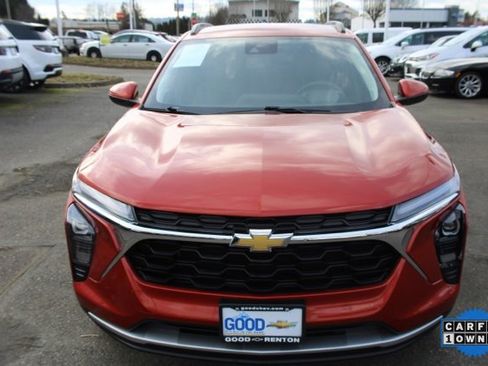 Used 2024 Chevrolet Trax LT w/ LT Convenience Package image 2