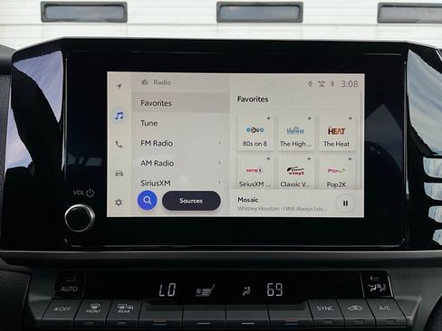 Used 2025 Toyota Camry SE image 30