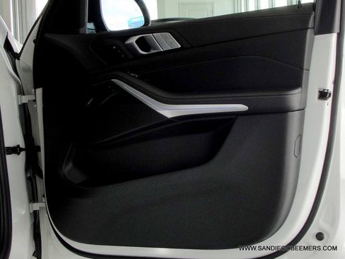Used 2022 BMW X7 xDrive40i w/ M Sport Package AWD/4WD image 8
