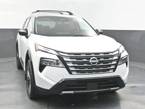 Certified 2025 Nissan Rogue Platinum w/ Platinum Premium Package FWD image 2
