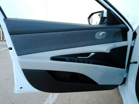 Used 2023 Hyundai Elantra Limited image 15