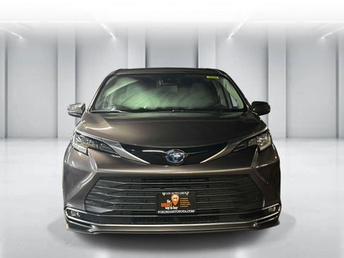 Used 2023 Toyota Sienna Limited AWD/4WD image 2