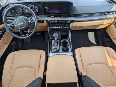 Used 2024 Kia Carnival EX FWD image 5