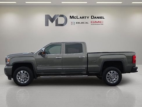 Used 2017 GMC Sierra 2500 Denali w/ Duramax Plus Package image 3