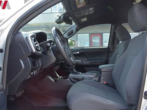 Used 2018 Toyota Tacoma TRD Off-Road AWD/4WD image 10