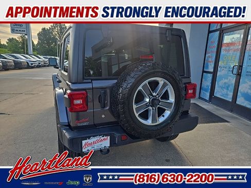 Used 2018 Jeep Wrangler Unlimited Sahara AWD/4WD image 8