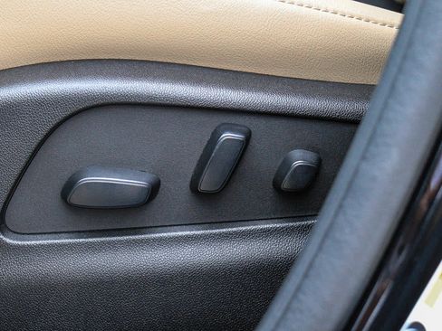 Used 2024 Cadillac XT4 Luxury w/ Cold Weather Package FWD image 19
