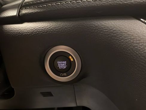 Used 2025 Chrysler Pacifica Select AWD/4WD image 16