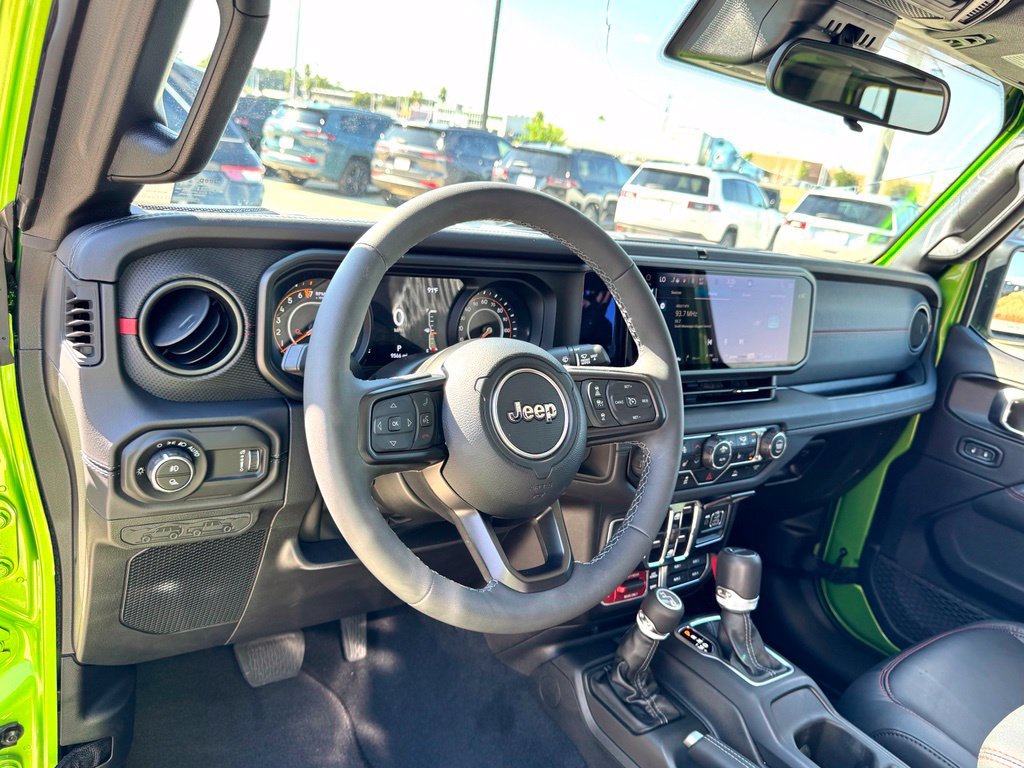 Used 2025 Jeep Gladiator Rubicon w/ Convenience Group AWD/4WD image 15