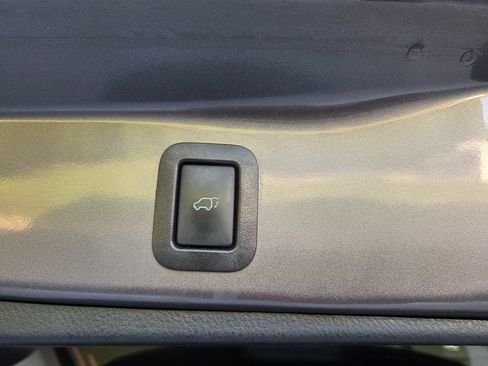 Used 2019 Toyota Highlander SE AWD/4WD image 12