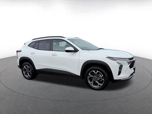 Used 2025 Chevrolet Trax LT image 2