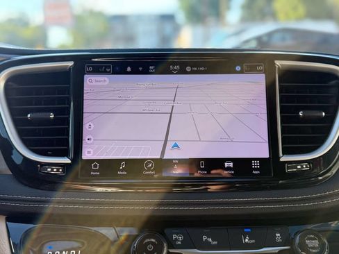 Used 2022 Chrysler Pacifica Touring-L w/ Uconnect Theater Family Group FWD image 33