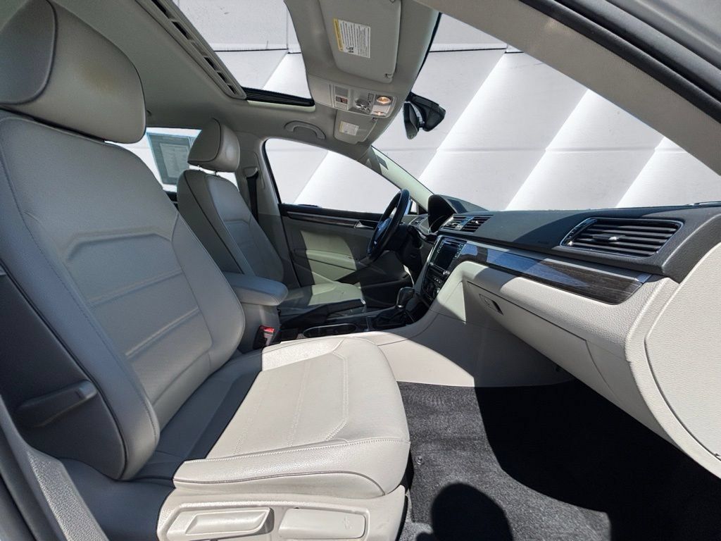 Used 2018 Volkswagen Passat 2.0T SE FWD image 14