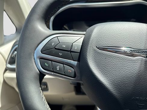 Used 2023 Chrysler Pacifica Limited FWD image 16