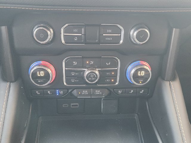 Used 2024 GMC Yukon AT4 w/ Technology Package AWD/4WD image 17