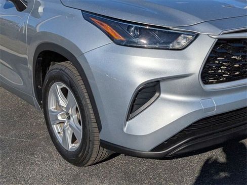 Used 2023 Toyota Highlander LE image 2