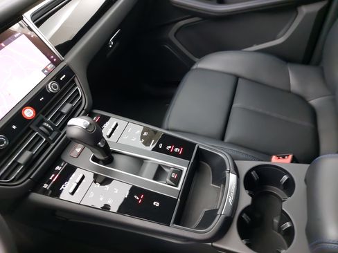 Used 2025 Porsche Macan image 26