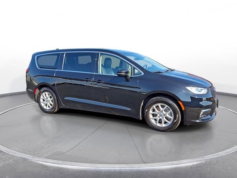 Used 2024 Chrysler Pacifica Touring-L FWD image 9