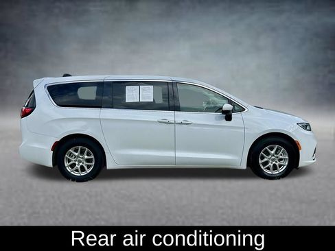 Used 2023 Chrysler Pacifica Touring-L FWD image 4