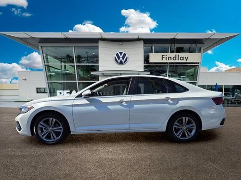 Certified 2023 Volkswagen Jetta SE w/ Panoramic Sunroof Package FWD image 4