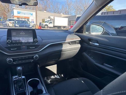 Used 2024 Nissan Altima 2.5 SV image 11