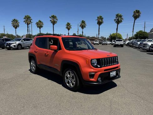 Used 2019 Jeep Renegade Latitude w/ Popular Equipment Group AWD/4WD image 2